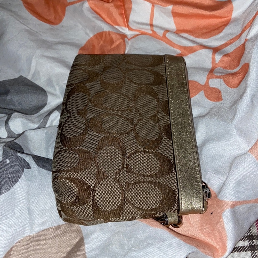 2/30 Coach wristlet